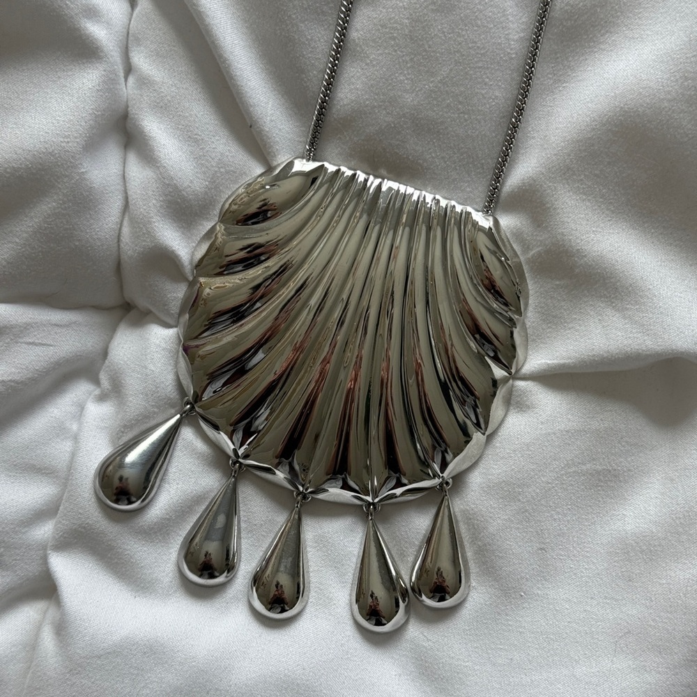 Shell Pendant Necklace - image 2